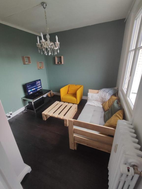 un salon avec un canapé et une table dans l'établissement Rouen gauche collé au jardin des plantes, à Rouen