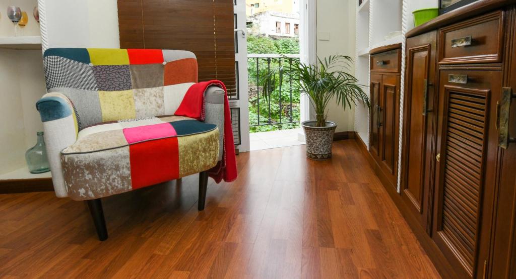 a living room with a colorful chair and a window at CASA VIVA in Santa Cruz de la Palma