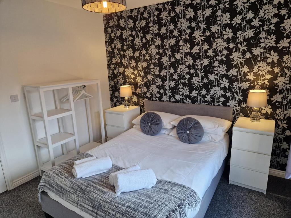 een slaapkamer met een wit bed en 2 nachtkastjes bij Hereford - Mayflower Coach House, Modern 2 Bedroom Property With Parking, Located South Of Hereford City, Suitable For Small Family, Couple Or Contractors - Sleeps Up To 5 Guests - Hosted by RENTMYHOUSE in Hereford