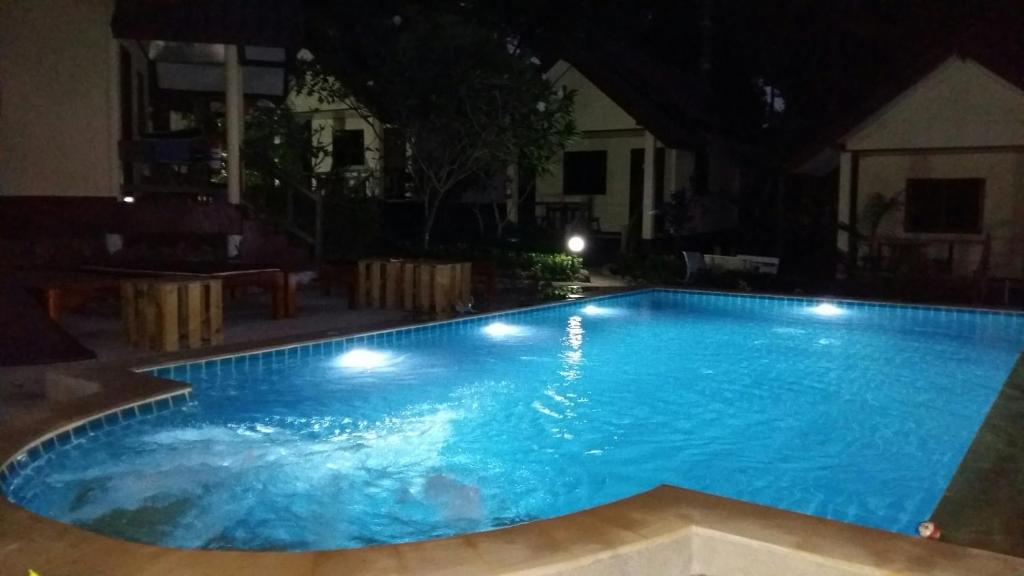 Bazén v ubytování Baansanook Resort & Swimming Pool nebo v jeho okolí