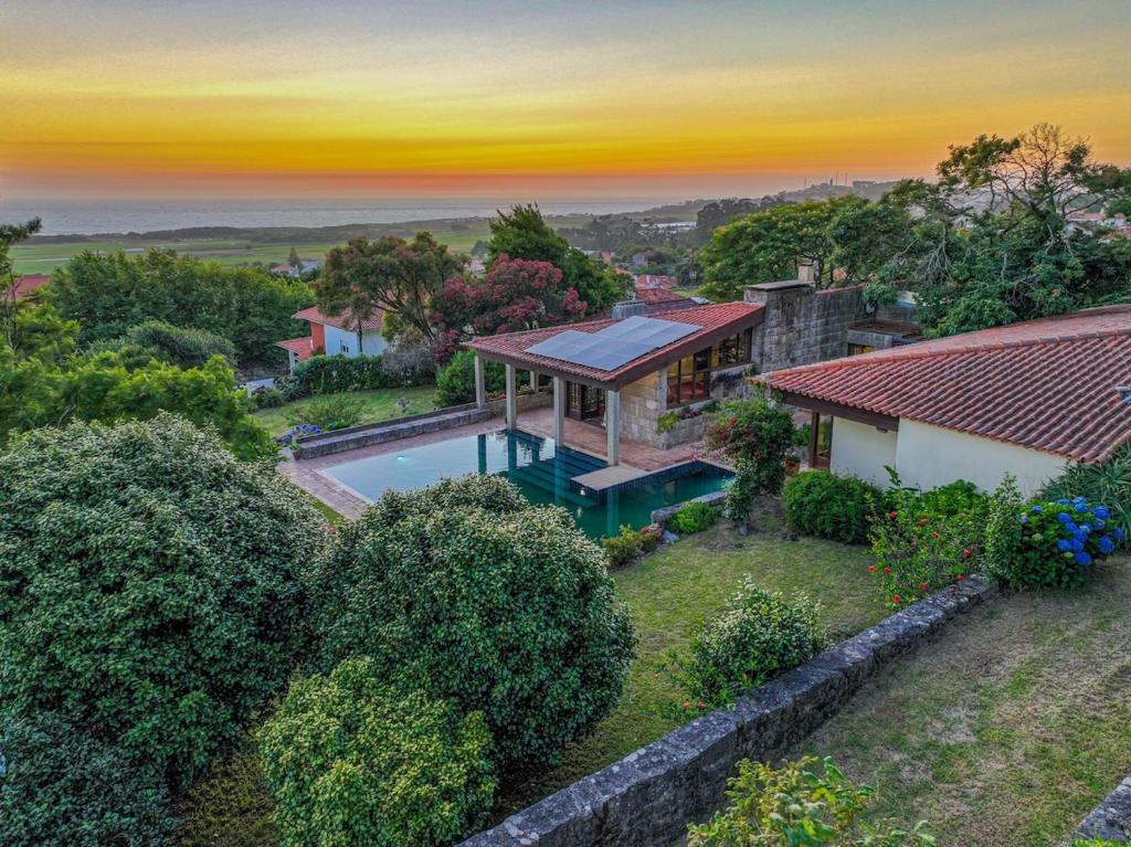 una vista aerea di una casa con piscina di Carreços Beach Farm a Viana do Castelo