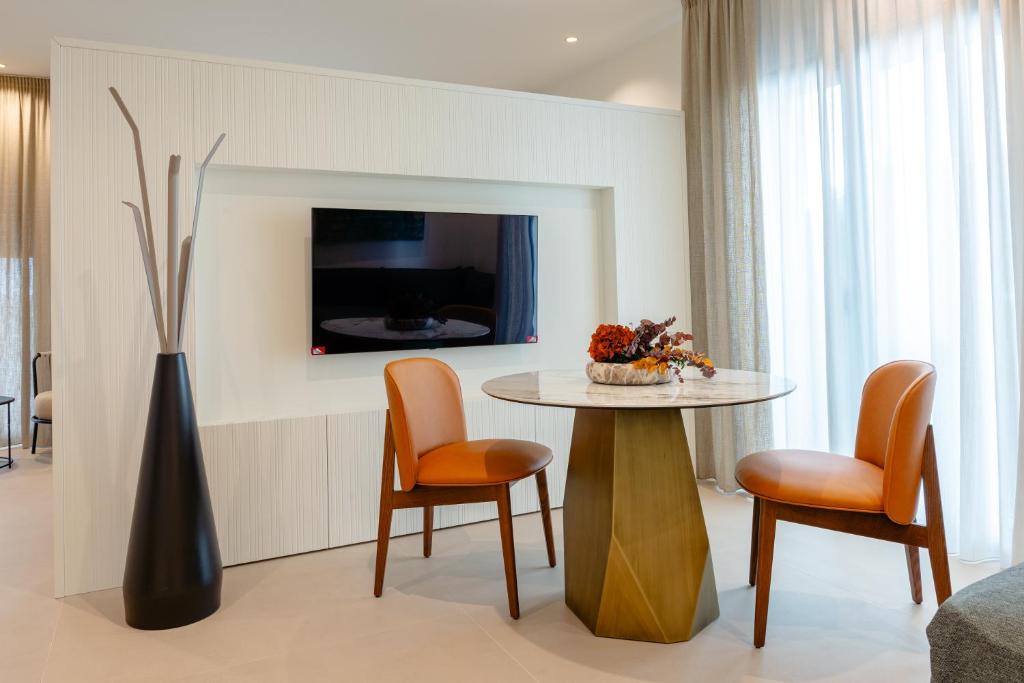 Hera Rooms and Suites - 17