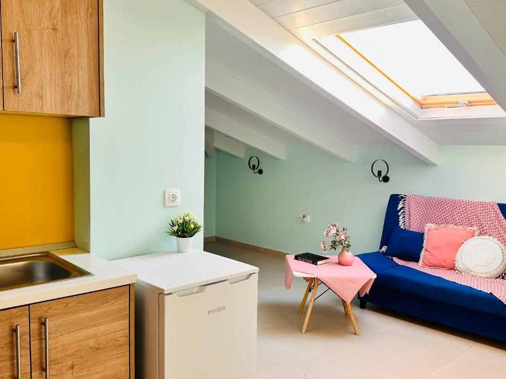 Dolce Vita Apartments - Spacious Renovated Apartments with Unique Decor Perfect for 4 in Laganas Ideal for Fun and Relaxation - King Room With Pool View
