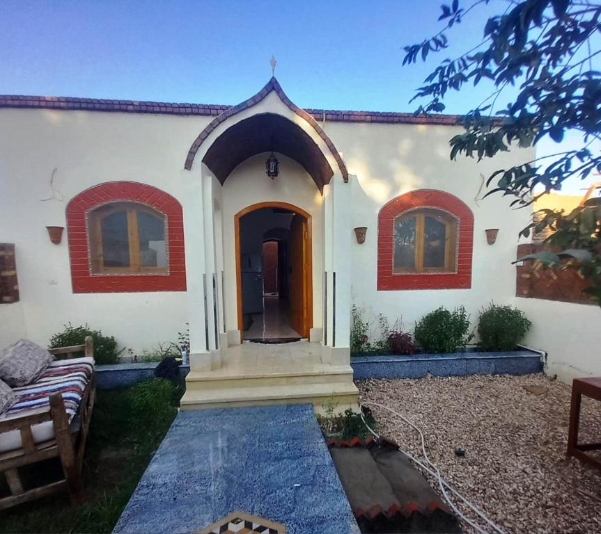 Κήπος έξω από το Upper Egypt House