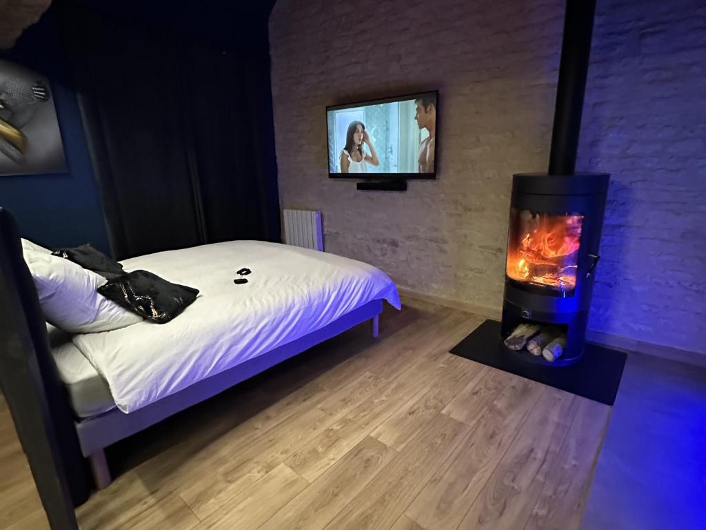 TV a/nebo společenská místnost v ubytování RoomAndX-LoveRoom-Caen-Bayeux
