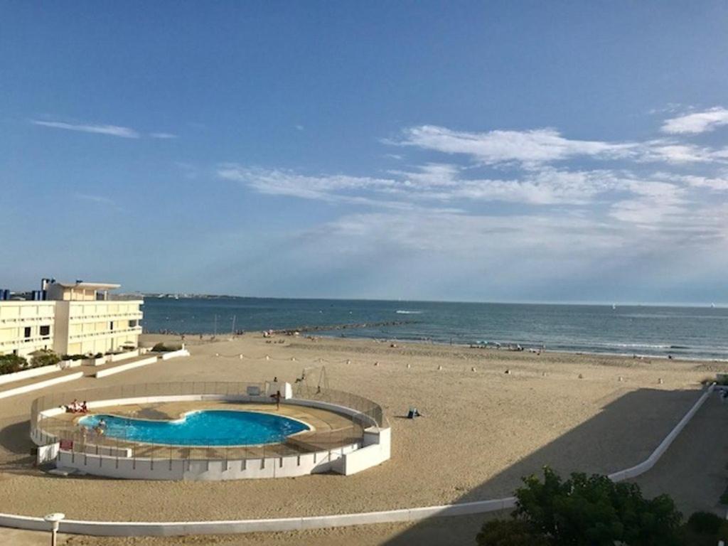 - une piscine sur une plage au bord de l'océan dans l'établissement AS13993- P2 Vue mer avec piscine direct sur plage, au Grau-du-Roi
