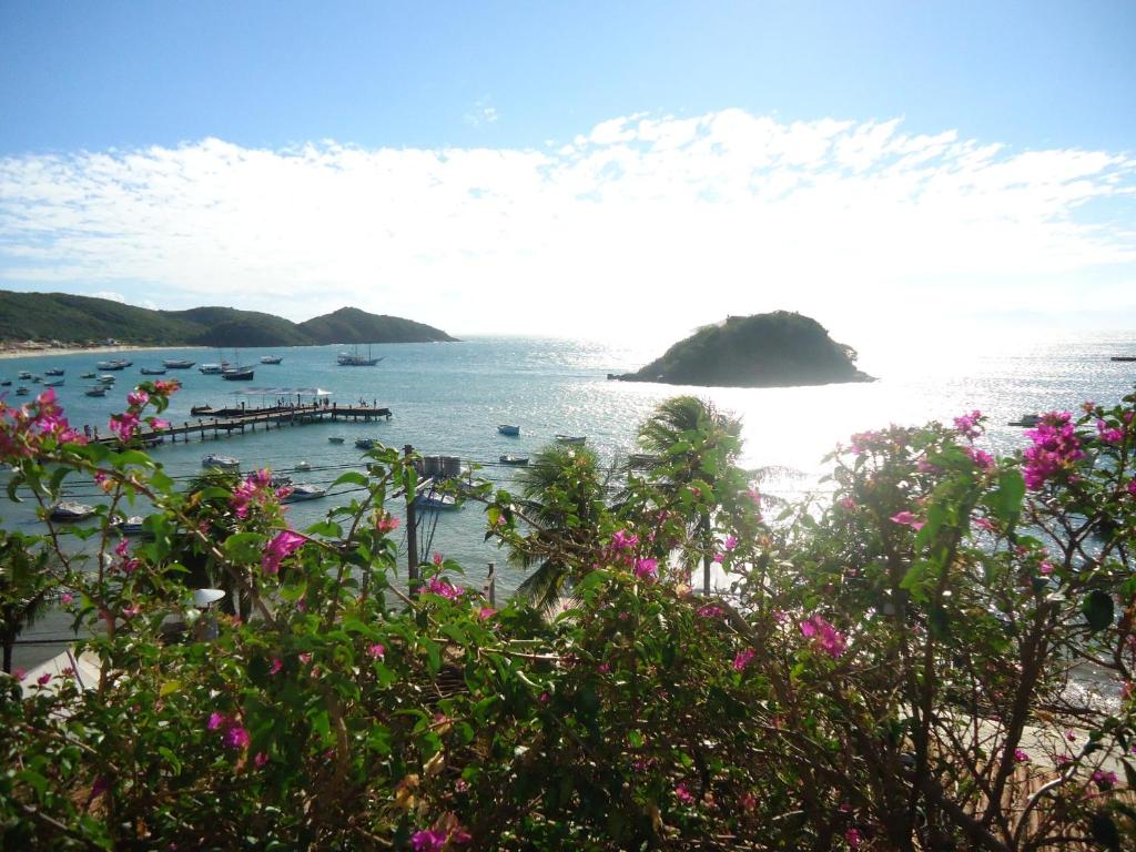 - Vistas a una playa con barcos en el agua en Casa Bardot, en Búzios