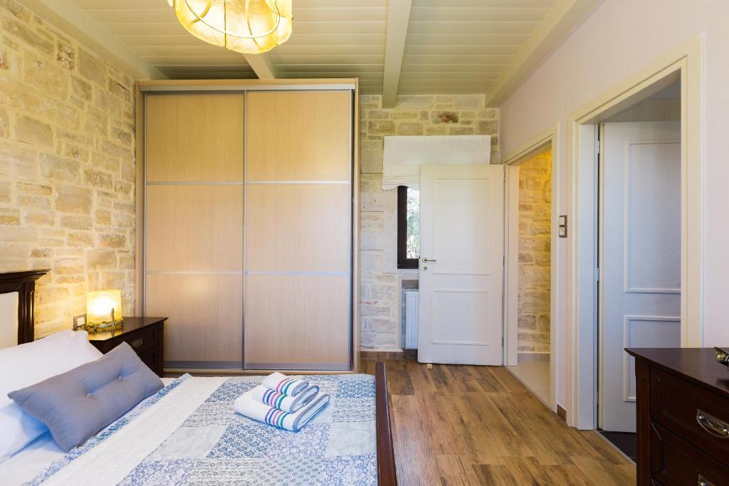 Łóżko lub łóżka w pokoju w obiekcie Caramel Villa, with 40m2 Pool & Spa Whirlpool, By ThinkVilla
