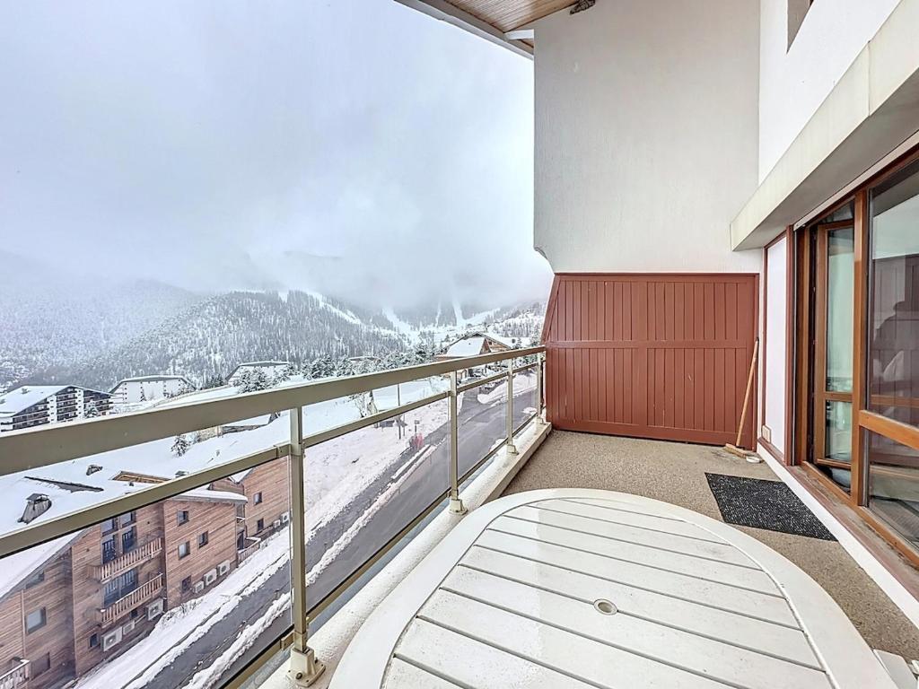 Elle comprend un balcon offrant une vue sur une montagne enneigée. dans l'établissement Auron, steps from central square, à Auron