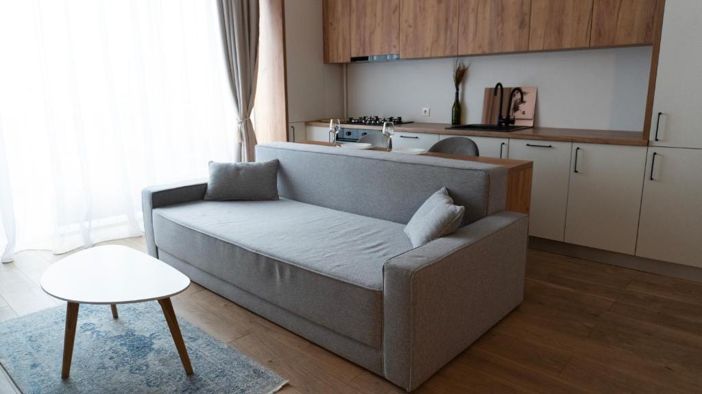 a living room with a couch and a table at Cozy Apartments - Ared UTA Flat in Arad