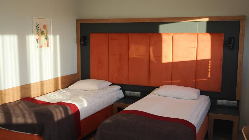 Łóżko lub łóżka w pokoju w obiekcie Hotel Konstancja