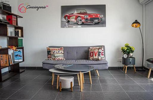 - un salon avec une voiture rouge sur le mur dans l'établissement Appt Standing Rooftop proche Montpellier, à Juvignac