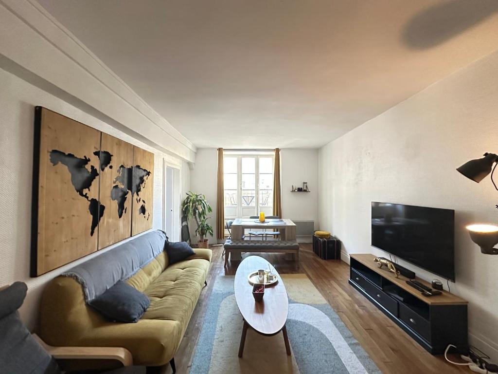 TV a/nebo společenská místnost v ubytování Élégant T3 - Cœur de Fontainebleau - 300 m du château