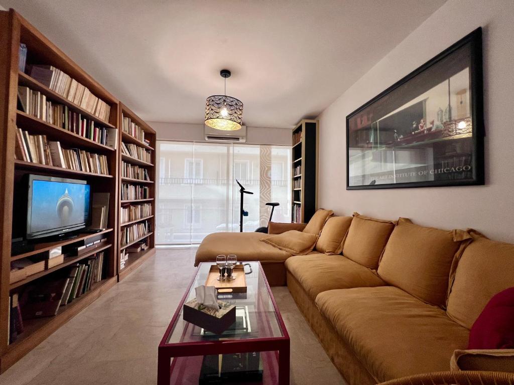 un salon avec un canapé et une télévision dans l'établissement Appartement 2 Chambres, en bord de Mer, à Toulon