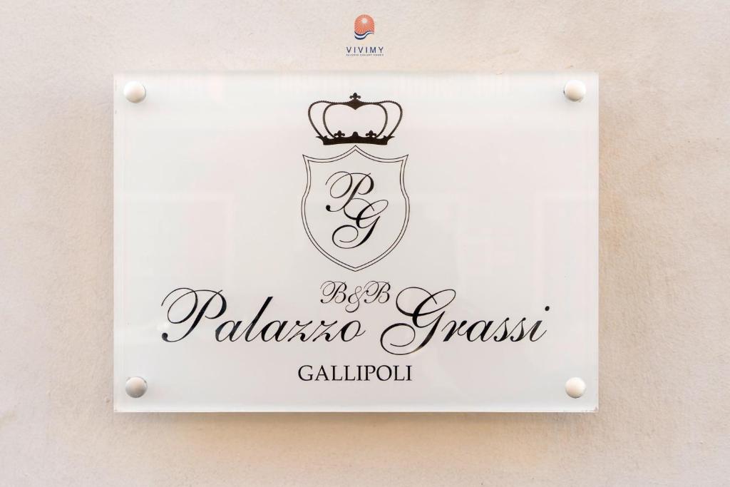 a sign with a crown on top of a shield at Palazzo Grassi by Vivimy in Gallipoli