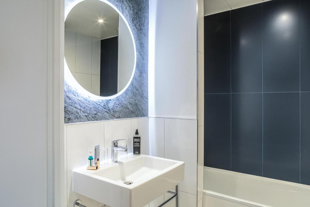 ibis Styles Paris Mairie de Montreuil - 2 Adjacent Double Rooms