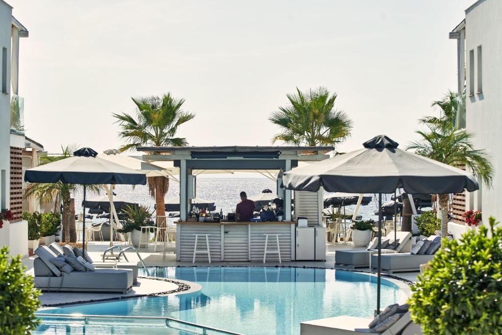 Bazén v ubytování Icon Suites by the sea nebo v jeho okolí