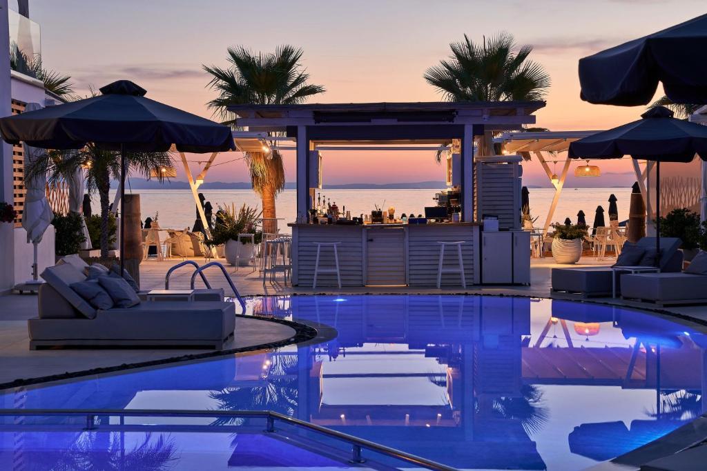 Bazén v ubytování Icon Suites by the sea nebo v jeho okolí