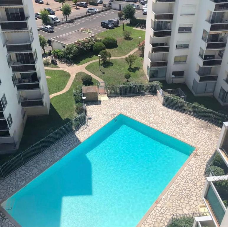 une grande piscine au milieu d'un bâtiment dans l'établissement Port City Arcachon Parking-Piscine, à Arcachon