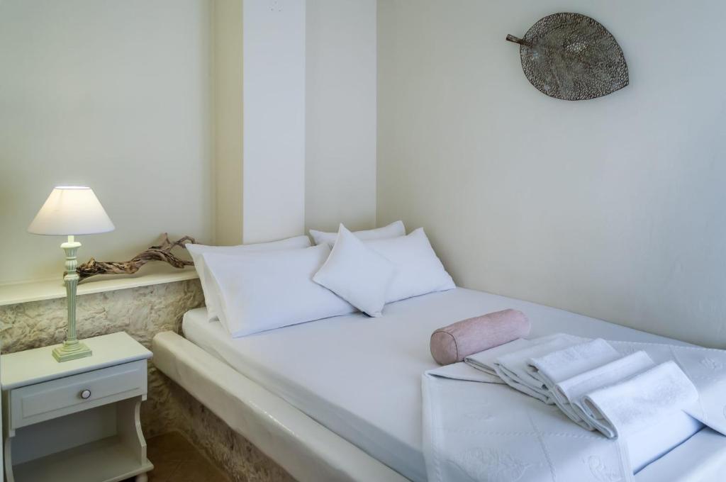 Postel nebo postele na pokoji v ubytování Oceanis Rooms