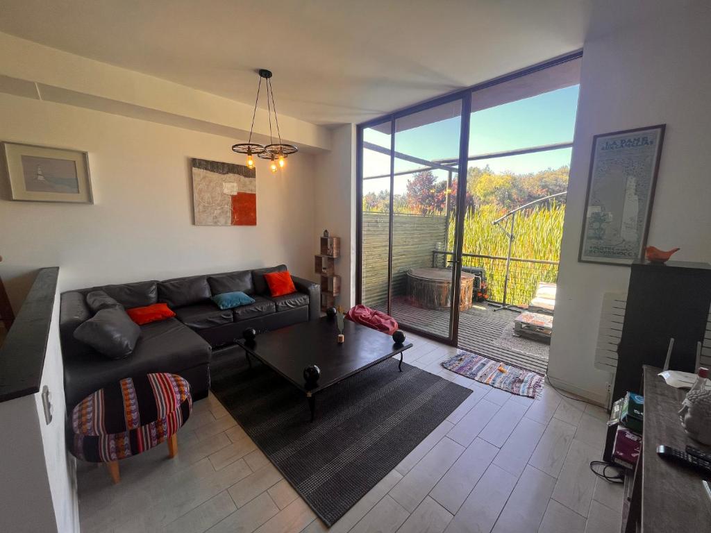 ein Wohnzimmer mit Sofa und Glasschiebetür in der Unterkunft Oceana Suites Remanso de Algarrobo in San Antonio