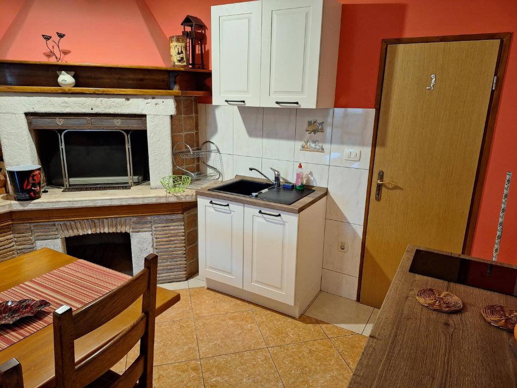 Kuchyňa alebo kuchynka v ubytovaní Apartment Red Romantic 2-1