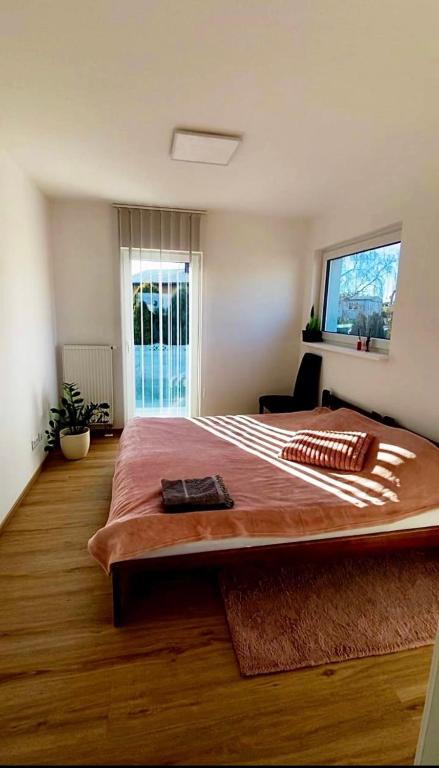 Postel nebo postele na pokoji v ubytování Vila sauna Plzeň apartmány Plzeň Zbůch