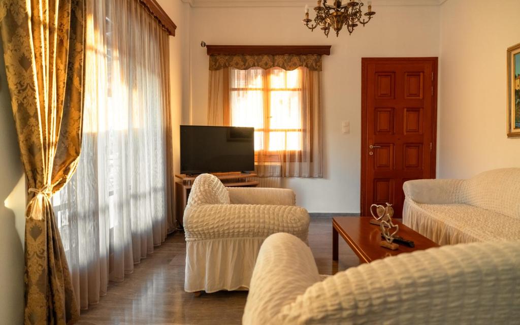 TV a/nebo společenská místnost v ubytování Panos Relaxation Villa