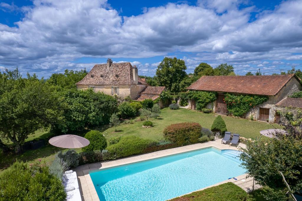 una vista aerea di una casa con piscina di La Maison Louverie a Pontours