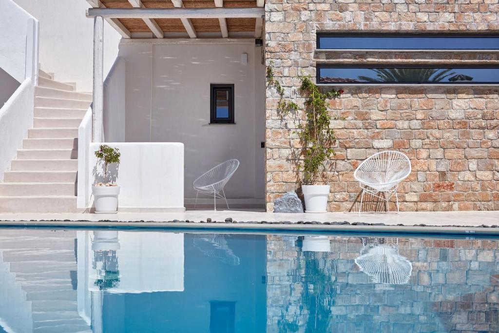 Bazén v ubytování Icon Suites by the sea nebo v jeho okolí