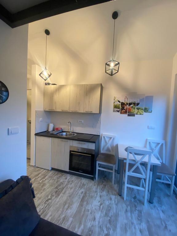 Una cocina o cocineta en Apartman Leona A3