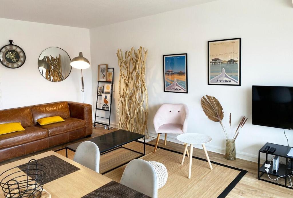 un salon avec un canapé et une table dans l'établissement City Gare Ville été Arcachon tout à pied, à Arcachon