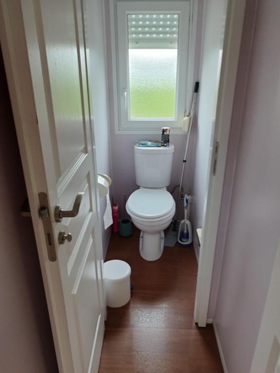 Elle comprend une petite salle de bains pourvue de toilettes et d'une fenêtre. dans l'établissement Mobil-home, à Dannes