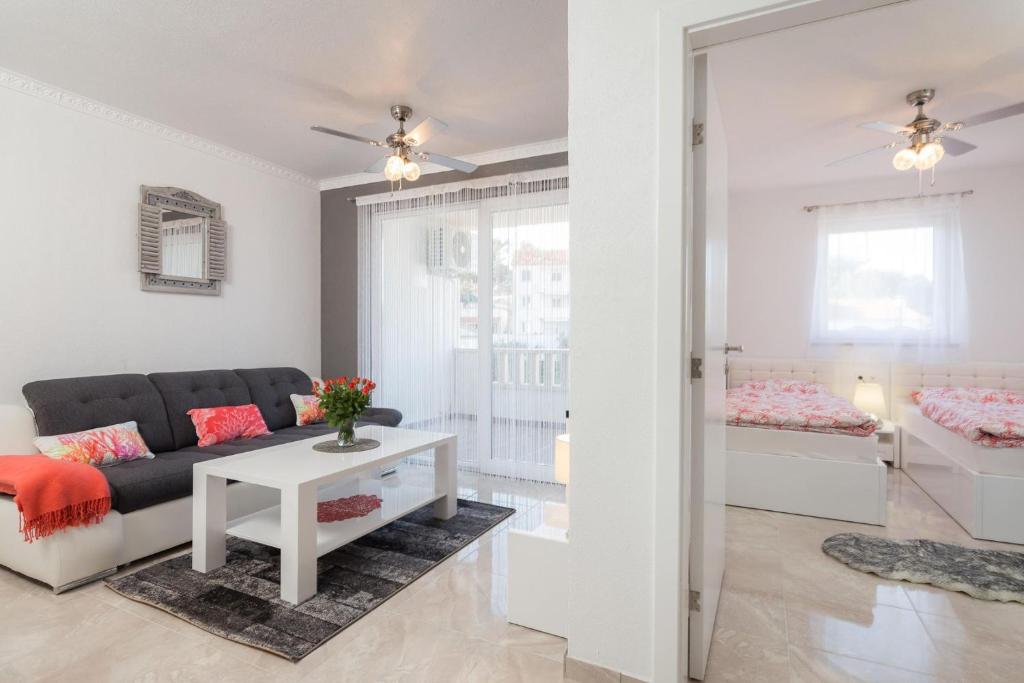 a living room with a couch and a table at La Perla Apartments 2 in Sutivan