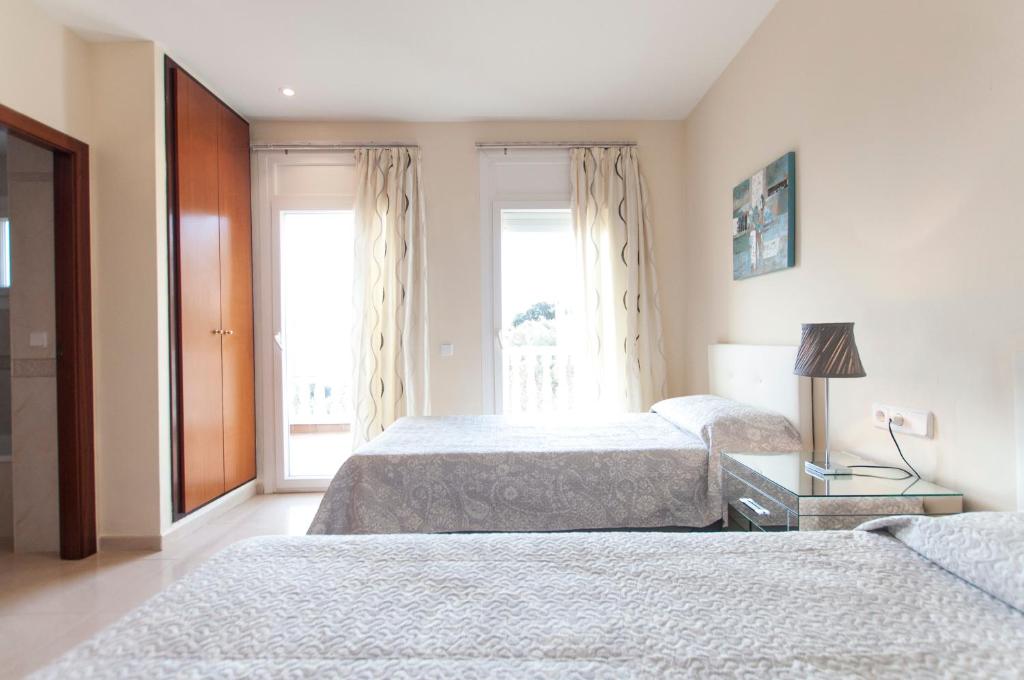 A bed or beds in a room at 1131 Can Isaac Anglaterra - Apivend Immo
