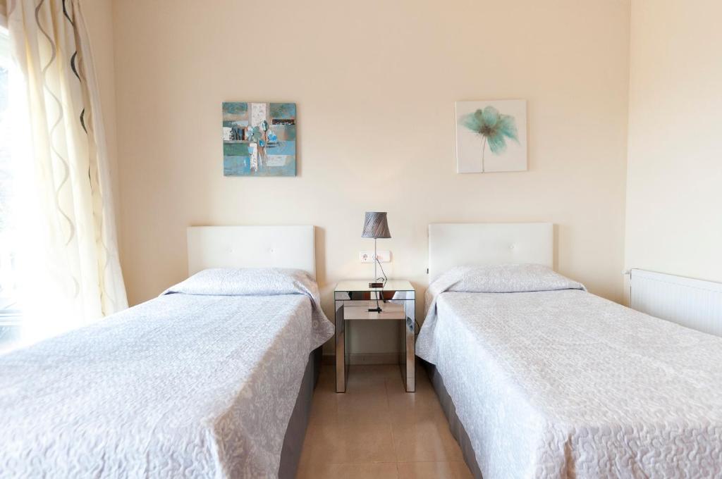 A bed or beds in a room at 1131 Can Isaac Anglaterra - Apivend Immo