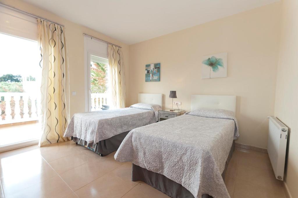 A bed or beds in a room at 1131 Can Isaac Anglaterra - Apivend Immo