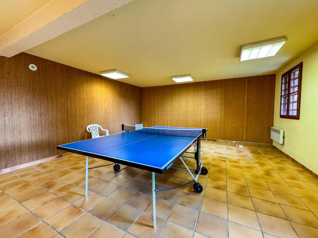 Stolný tenis v ubytovaní Apartamento ideal para parejas en Enveitg alebo v jeho okolí