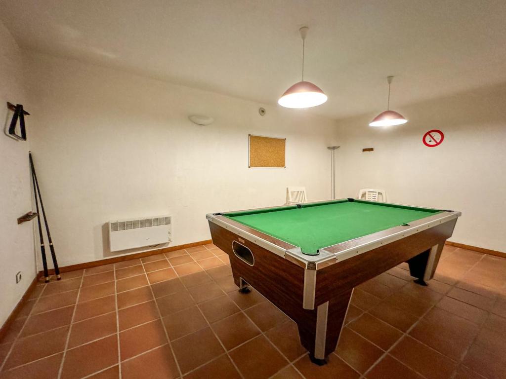 Biliardový stôl v ubytovaní Apartamento ideal para parejas en Enveitg