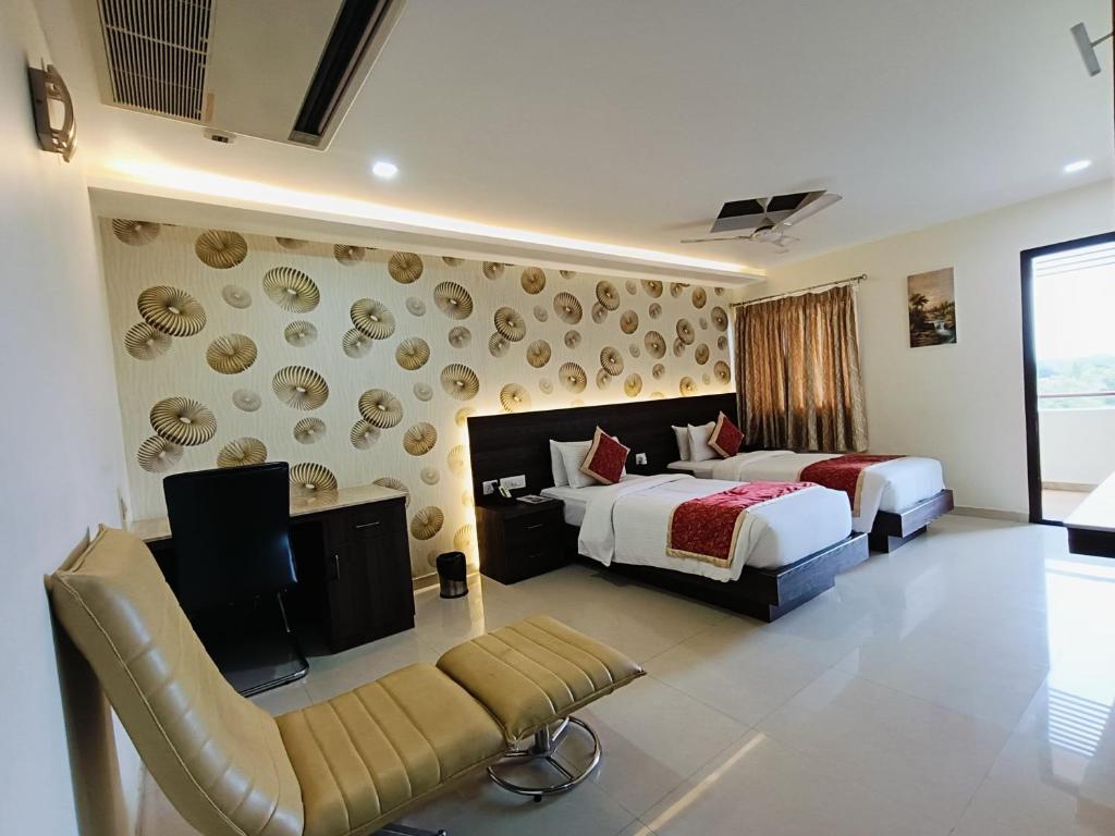 Postel nebo postele na pokoji v ubytování Holiday Residency Coimbatore