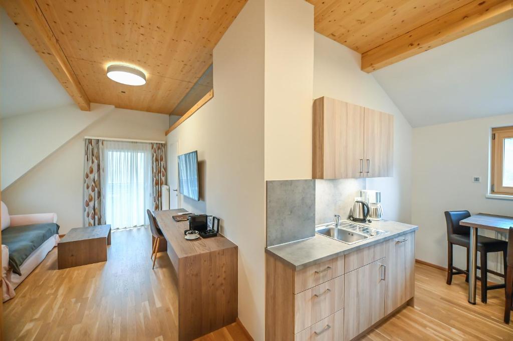 Kuchyň nebo kuchyňský kout v ubytování Apartmenthaus Pastner am Teich