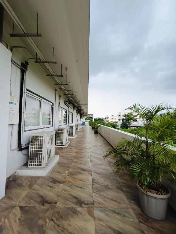 Balkón nebo terasa v ubytování Holiday Residency Coimbatore