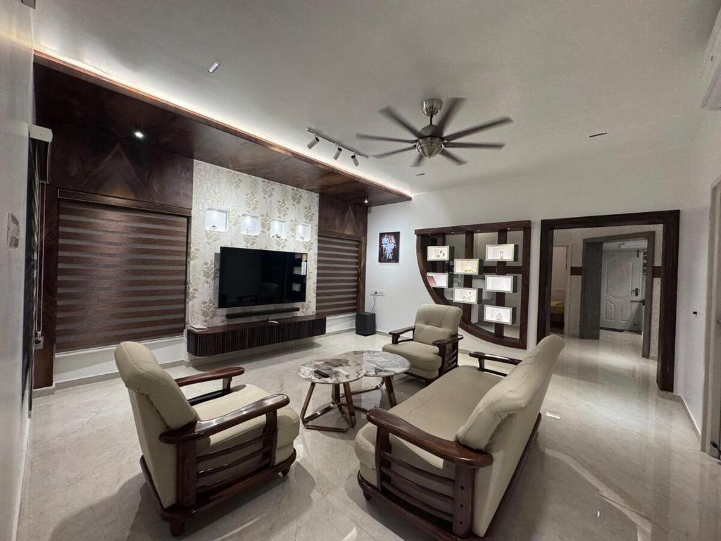 Μια τηλεόραση ή/και κέντρο ψυχαγωγίας στο Vels Villa A home away from home at Pollachi