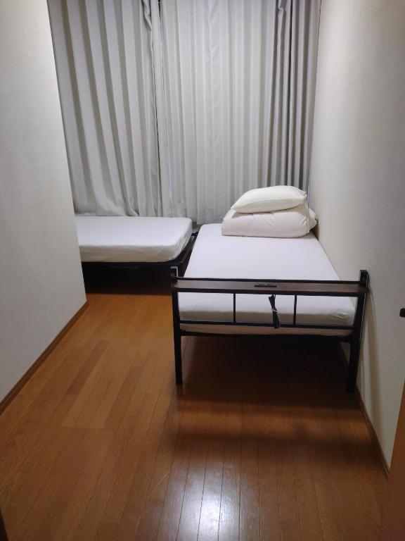 Postel nebo postele na pokoji v ubytování Hostel 鶴々
