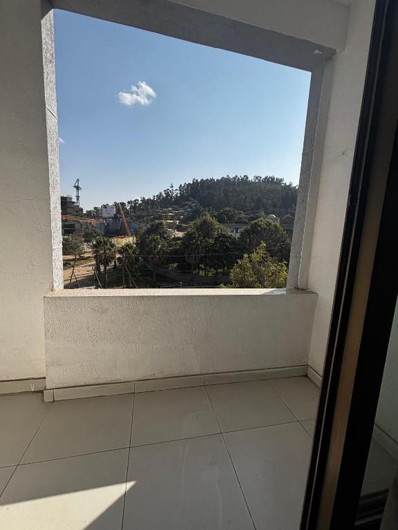 una stanza con una grande finestra con vista di Chad embassy area ad Addis Abeba