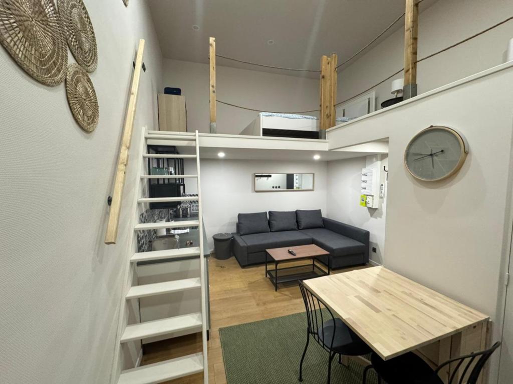 un salon avec un canapé et une table dans l'établissement Cosy air-conditioned studio terrace, à Lyon