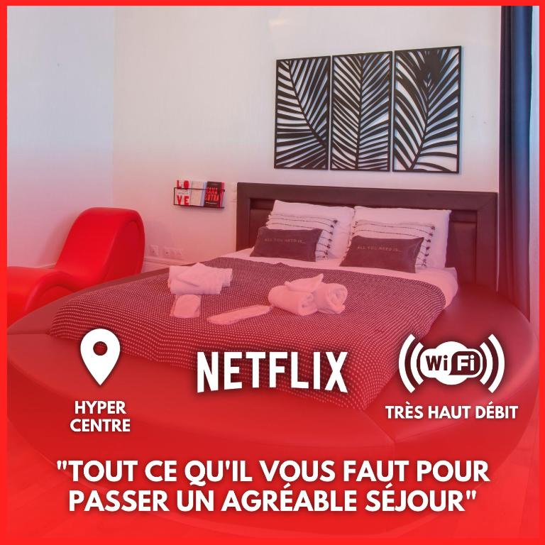 - un lit à baldaquin et une chaise rouge dans l'établissement L'Hyper Centre - Netflix & Wifi - Literie Haut de Gamme - check-in 24H24 - GoodMarning, à Châlons-en-Champagne