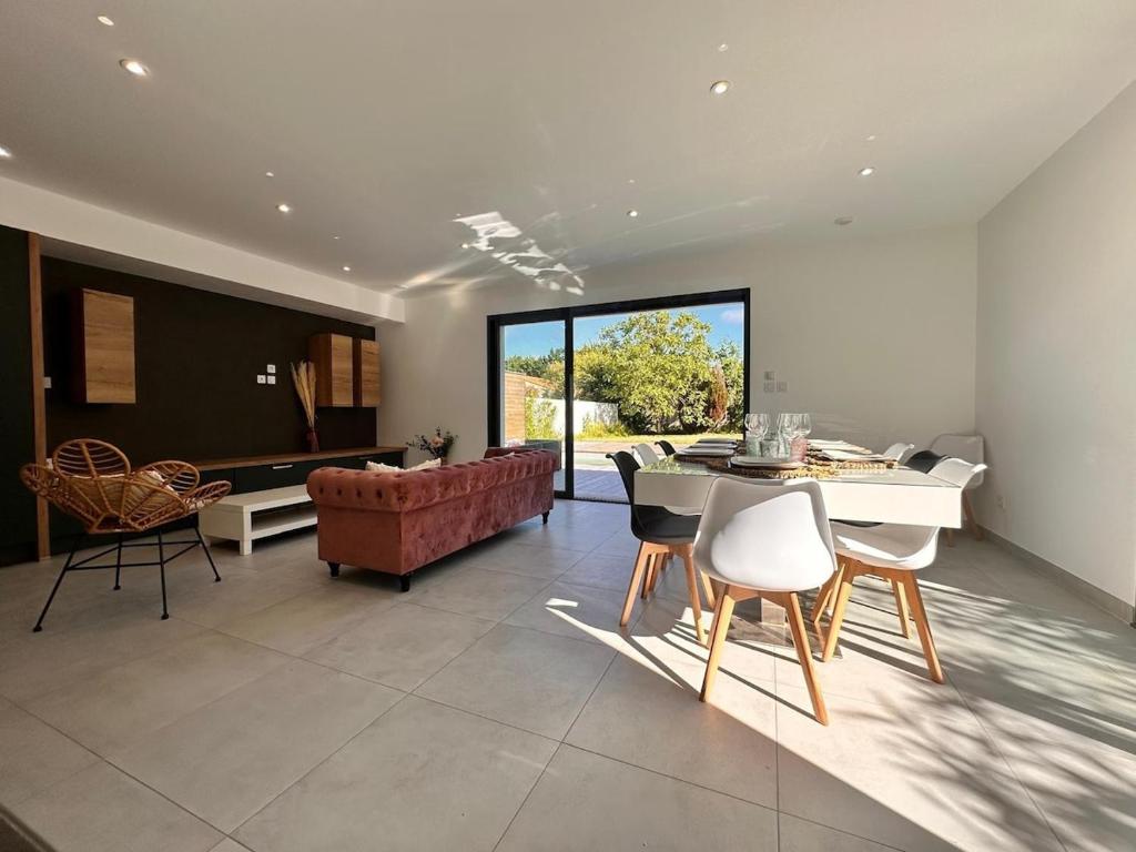 Posezení v ubytování Villa avec piscine aux portes des Sables d'Olonne