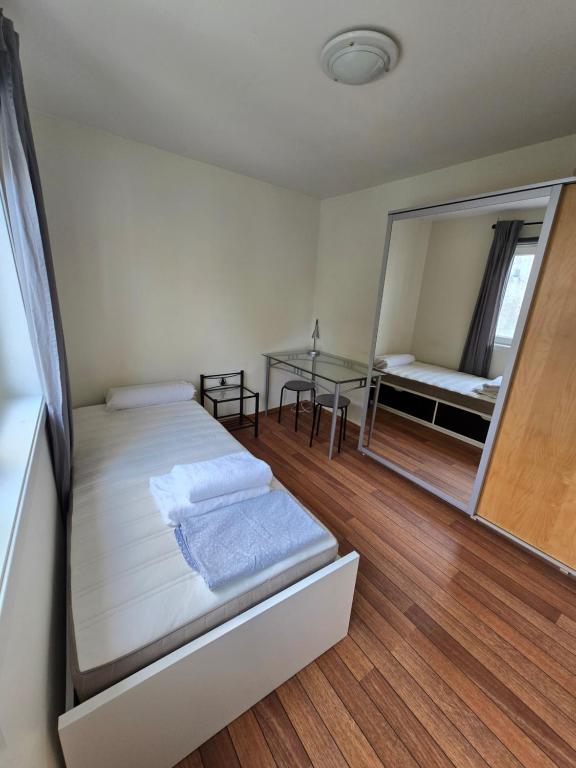 Ένα ή περισσότερα κρεβάτια σε δωμάτιο στο A room in an apartment