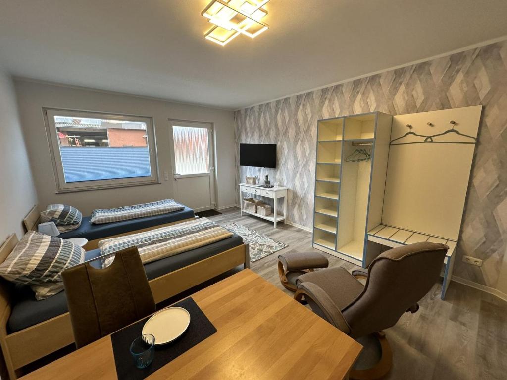 ein Wohnzimmer mit Sofa und Tisch in der Unterkunft Apartment Schorre in Löhne